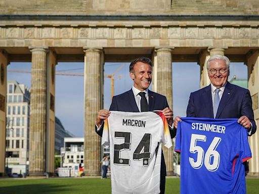 Macron y Steinmeier juegan una partida de futbolín frente a decenas de curiosos