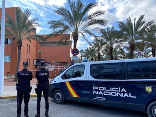 Detenido el supuesto autor de las pegatinas homófobas contra el alcalde de Elche