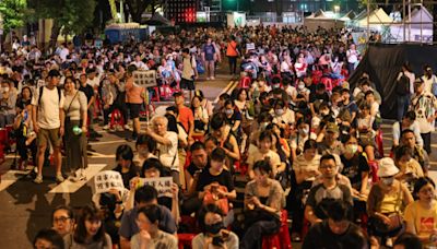 青鳥晚會5000人響應 頂高溫大雨湧立院外上民主課