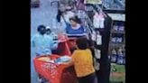 ‘Montachoques’ en centros comerciales: Así le roban su cartera a una abuelita