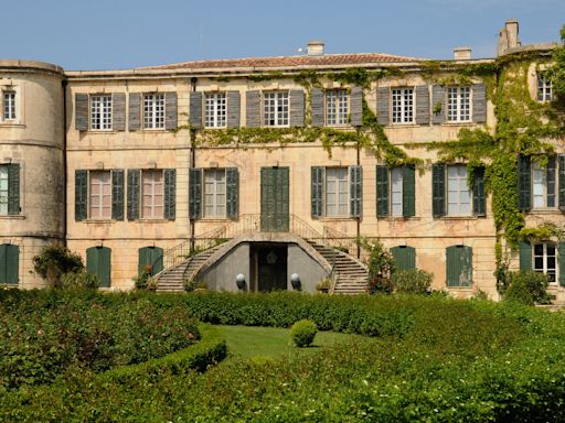 Carla Bruni et Nicolas Sarkozy : visite guidée du château médiéval d'Estoublon, leur maison de vacances pas comme les autres