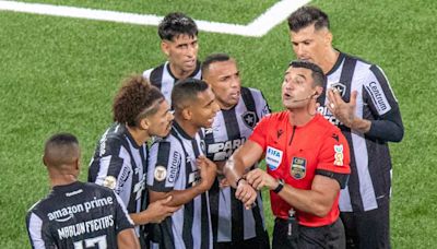 Ex-árbitro explica regra e bate martelo em lance de Botafogo x Palmeiras citado por Textor - Lance!