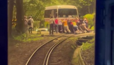 驚險！阿里山遊園車「刁車」卡鐵軌 乘客急推車