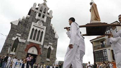 Así es la procesión marinera mayor de España: San Juan de la Arena acoge el acto central de sus fiestas