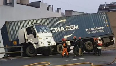 Un camión quedó colgado en Autopista 25 de Mayo a la altura de San Telmo