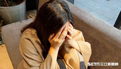 女上司穿1單品 領口一直下滑「雙球掉出」！男同事目睹傻了