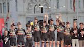 Kuss se corona en Madrid ante los reyes del Tour y Giro, última etapa para Groves