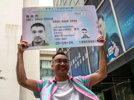 Un activista transexual de Hong Kong obtiene un nuevo documento de identidad masculino tras años de batalla legal