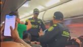 Nuevos videos del ataque a policía en avión, borracho también le propinó insultos racistas antes de golpearlo