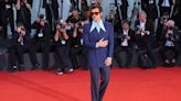 Harry Styles evoluciona de galán a ícono de la moda