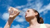 La importancia de limpiar las botellas de agua reutilizables