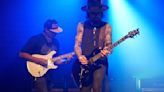 Tom Morello shreds Dave Navarro’s PRS – with his teeth –as he joins Jane’s Addiction to tear through Mountain Song