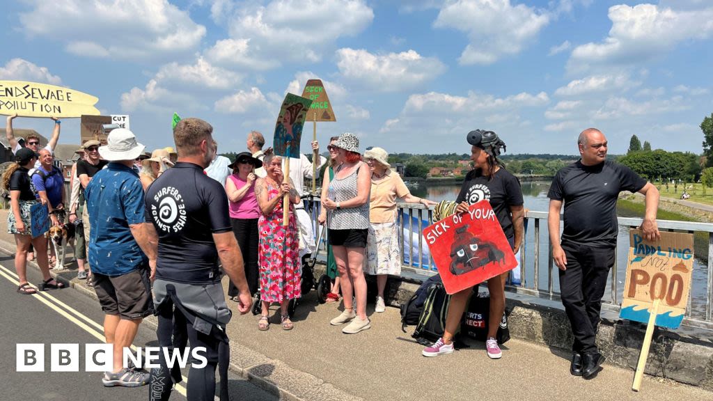 Southampton: Protesters demonstrate against sewage in rivers