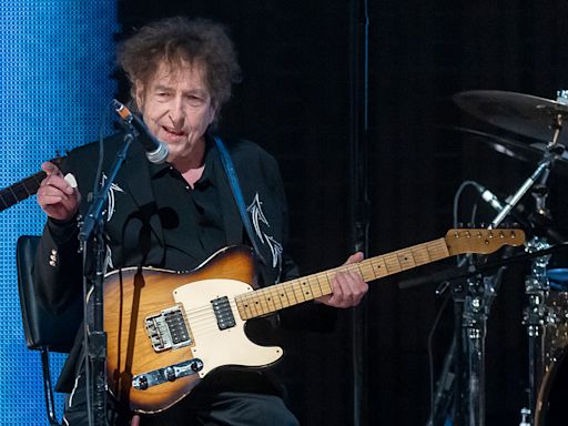 Watch Bob Dylan Perform ‘Rainy Day Women #12 & 35’ For First Time Since 2016