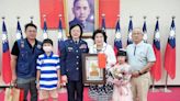 竹縣警察局113年警察模範母親出爐 宣介慈局長親送祝福 | 蕃新聞