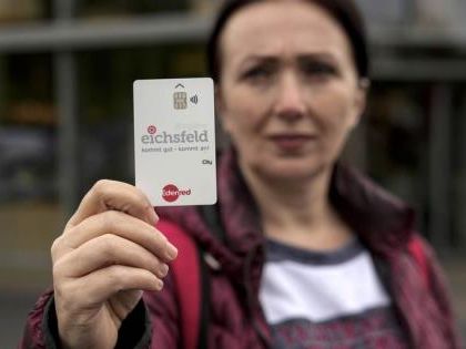 Polémica por ayudas en tarjetas a migrantes en Alemania