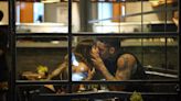Filipe Ret e a namorada trocam beijos e carinhos em restaurante no Rio | Celebridades | O Dia