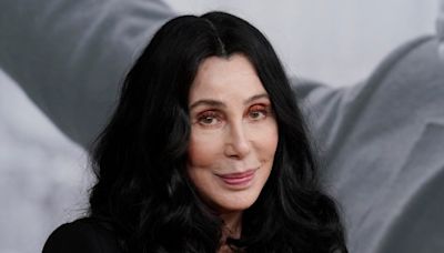 Cher revela por qué le gusta salir con hombres más jóvenes que ella - La Opinión