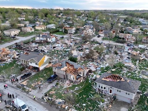 Tornado outbreak in Oklahoma prompts calls to take cover as the threat of severe storms continues from Missouri to Texas