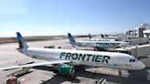 Detienen a una pasajera "beligerante" tras golpear a un auxiliar de vuelo con el interfono, según Frontier Airlines