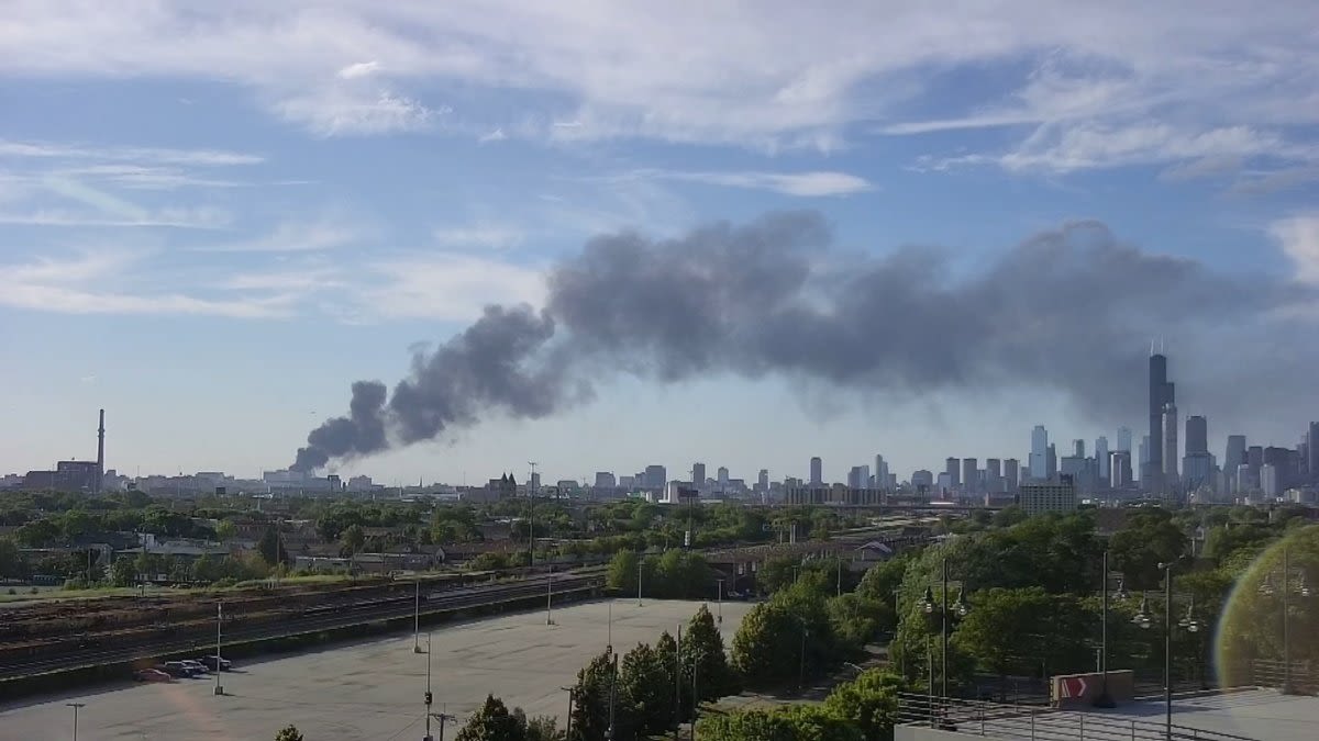 Massive fire engulfs building in Chicago’s West Town
