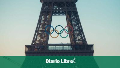 A 50 días de París 2024, instalan los anillos olímpicos gigantes en la Torre Eiffel