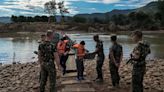 Pasarelas flotantes: la nueva rutina de los afectados por las inundaciones en Brasil