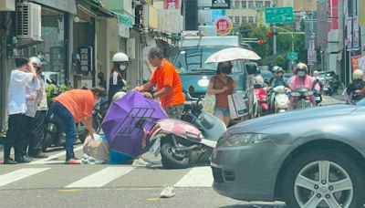 短裙妹慘摔「滾燙柏油路」 暖心！路人幫撐傘、灑水降溫