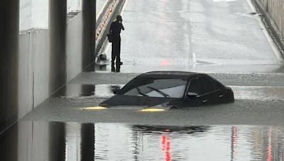 苗栗豪雨開炸！地下道暴雨積水 駕駛誤闖愛車泡水「快滅頂」待救中