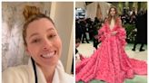 Jessica Biel toma banho de sulfato de magnésio para poder entrar em vestido e ir ao Met Gala sem Justin Timberlake