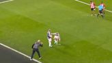 Premier League: Alejandro Garnacho simuló una falta y un hincha rival saltó al campo de juego a decirle que se levante