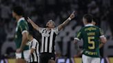 Com gol de Tiquinho Soares, Botafogo vence o Palmeiras e assume liderança isolada do Brasileirão