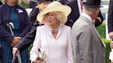 La reina Camilla recicla en Ascot el look que llevó en la boda de Harry y Meghan