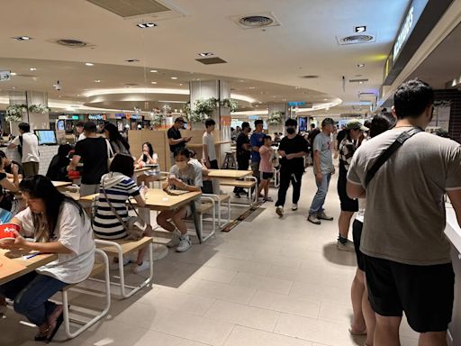 影/颱風天逛街天？台中百貨公司湧覓食人潮 民眾嘆：外送訂不到