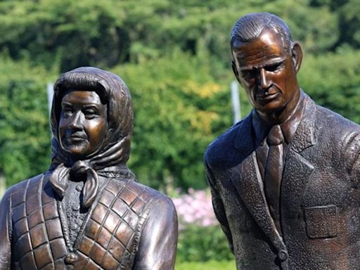 New sculpture of late Queen Elizabeth II and Prince Philip – plus corgis – divides opinion | CNN