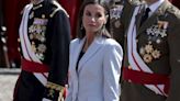 La Reina Letizia, elegante y de traje, en la 'rejura' de bandera de Felipe VI