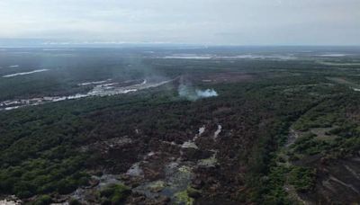 Bomberos intentan controlar incendio en Isla Salamanca