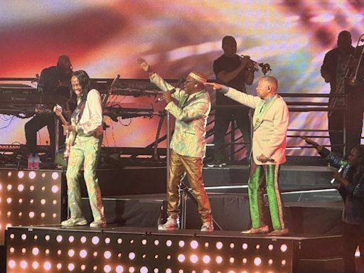 Chicago and Earth, Wind and Fire at Pine Knob: Harmonies, hits, horns-a-plenty