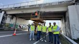 Obras de emergencia en el puente de Meres, con daños en la estructura de las vigas