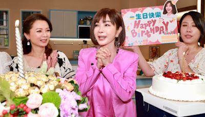 最美一姊陳美鳳樂收巨型巧克力捧花 提前慶68歲生日 許願身體健康