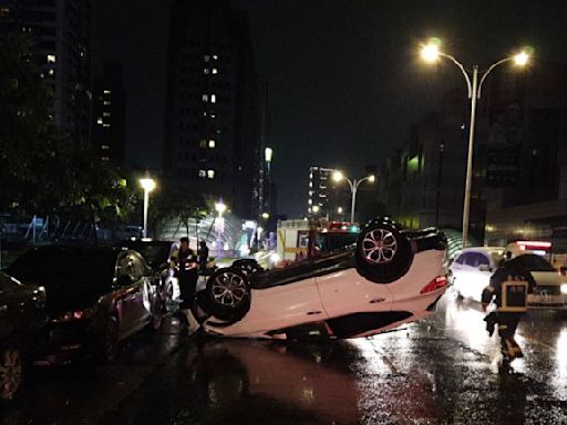 台北世貿中心前發生車禍 小客車自撞後翻覆駕駛受傷 - 社會