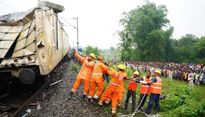 What caused the train accident in Siliguri that killed 15? Key points