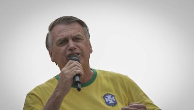 Inelegível, Bolsonaro pede voto para candidatos de Norte a Sul do país