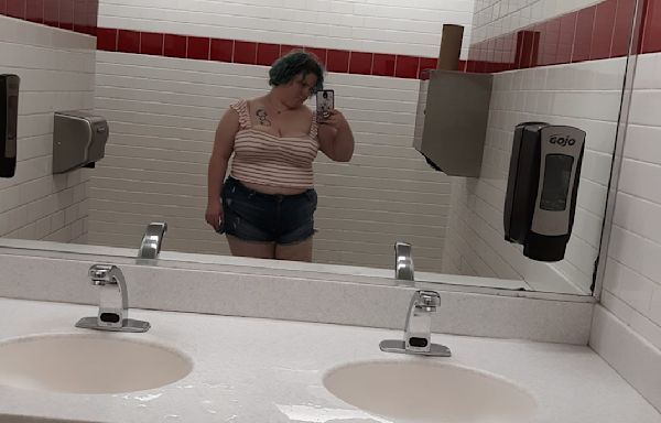 Mother says she was forced to leave Golden Corral for wearing crop top