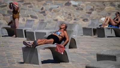 Tourists soak up sun as Mediterranean enjoys end of heatwave