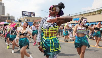 La Mermaid Parade, uno de los desfiles artísticos más grandes y divertidos, da inicio al verano