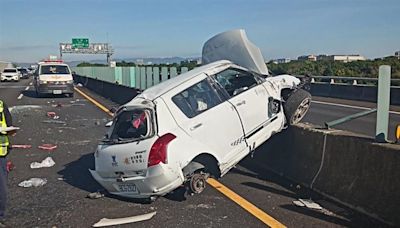 快訊／驚悚車禍！國三自小客自撞護欄「車輪噴飛」1人受困命危