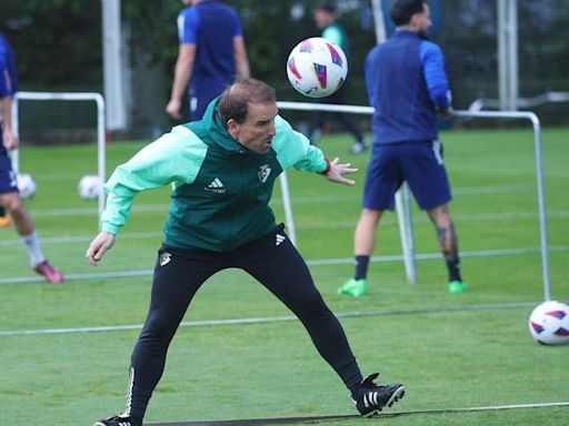 Jagoba Arrasate, 'uno más' en el ejercicio de fútbol - tenis en Tajonar