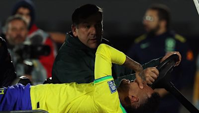 Neymar volta a colocar chuteira após oito meses e celebra momento
