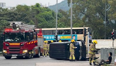 大圍客貨車自炒翻側 男司機不適送院